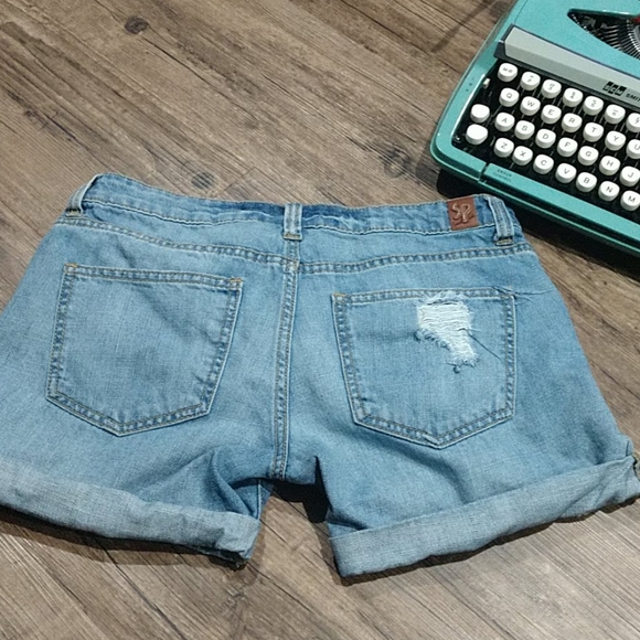 Sneak Peek Distressed denim shorts - Picture 5 of 7